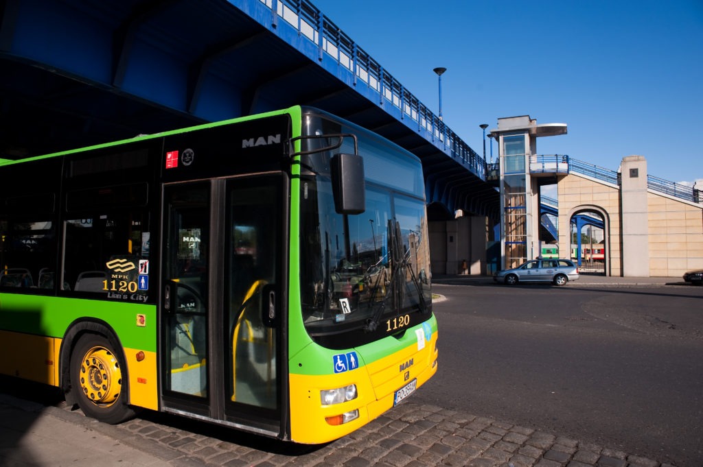 na zdjęciu widać autobus miejskiej komunikacji publicznej na dworcu PKP