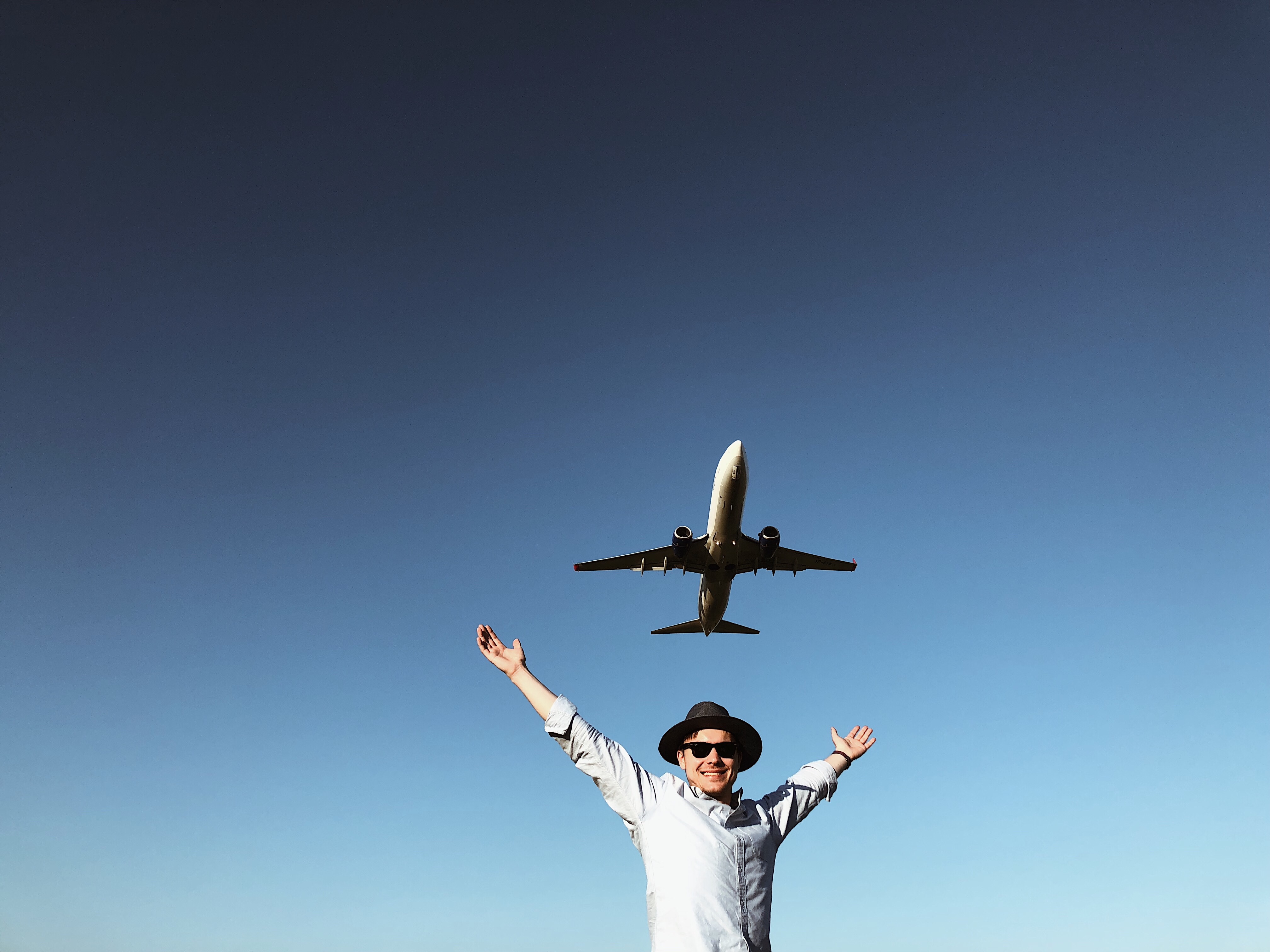 boy and plane t20 JY4Qn4 e1532598390882