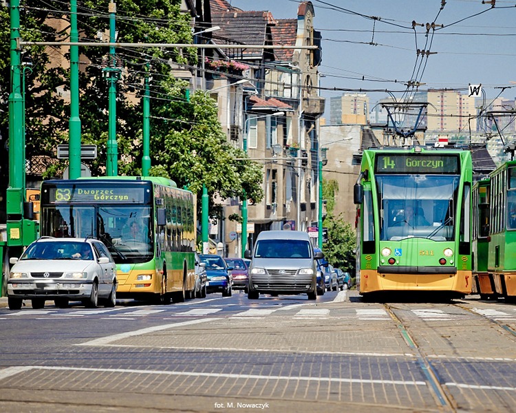 Tramwaje poznańskie i samochody na drodze