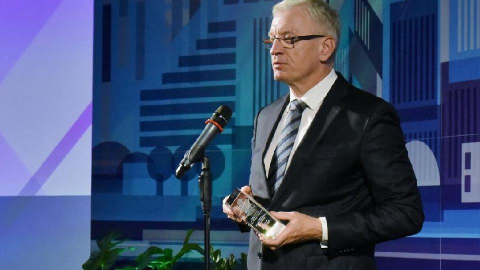 na zadjęciu prezydent miasta Poznania odbiera nagrodę Property Prize w kategorii “Miasto Przyjazne Inwestorom”