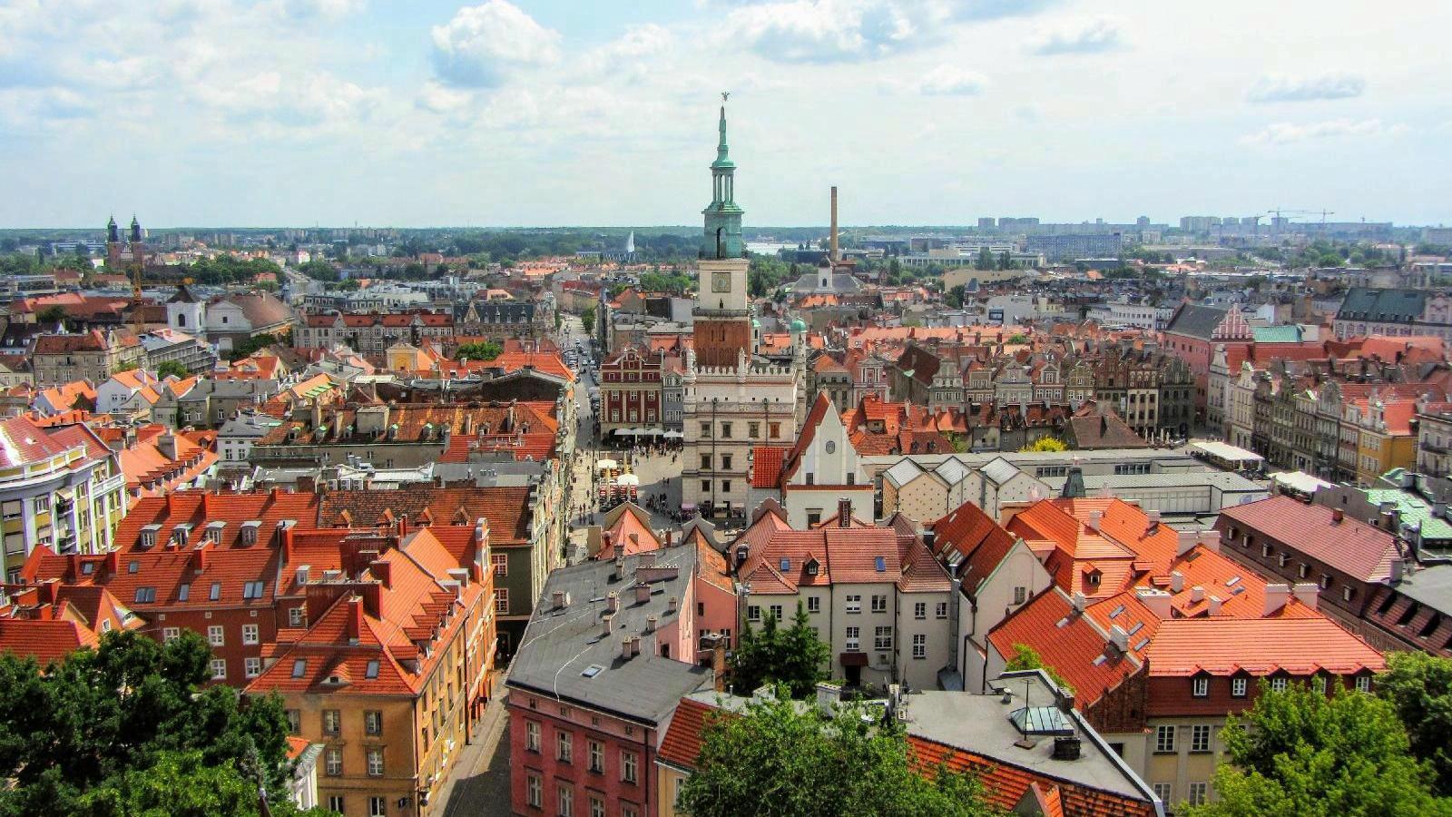 na zdjeciu panorama Poznania z lotu ptaka w centrum ratusz