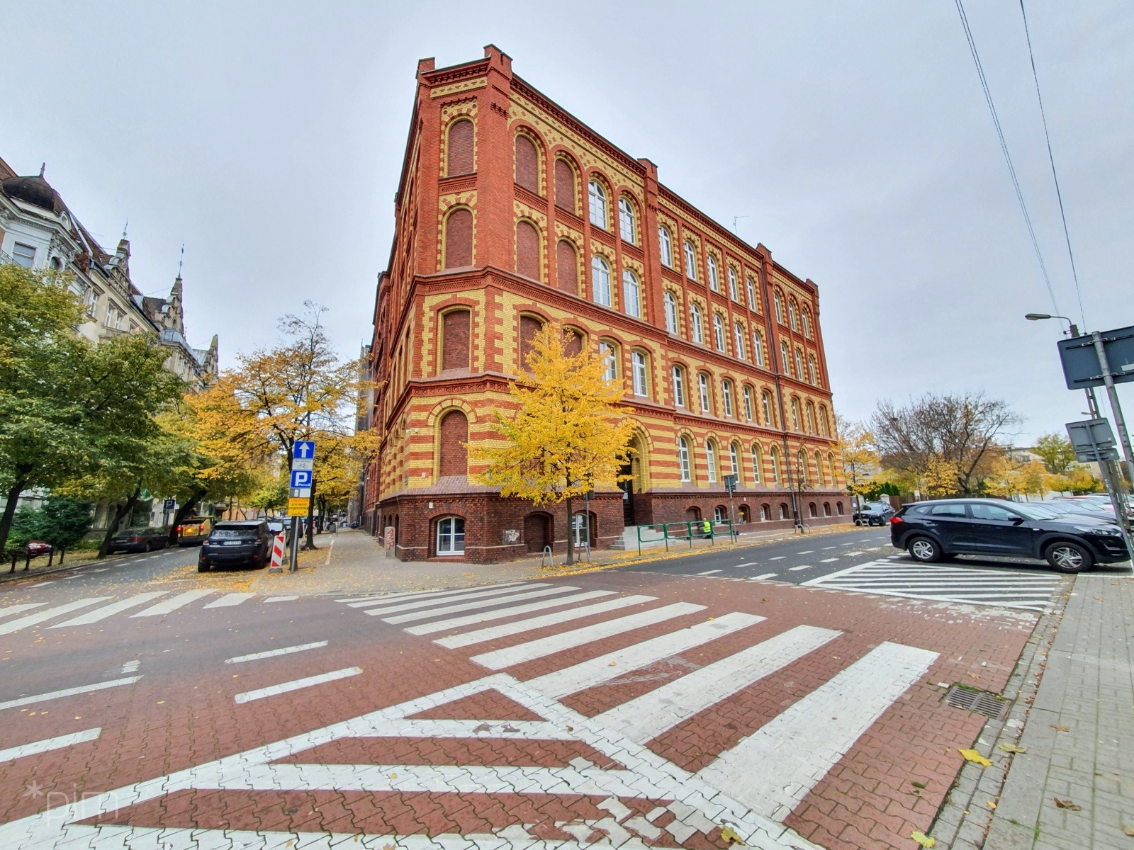 zdjęcie przedstawia budynek Zespołu Szkół Zawodowych Nr 6 im. Joachima Lelewela w Poznaniu po przeprowadzonej modernizacji