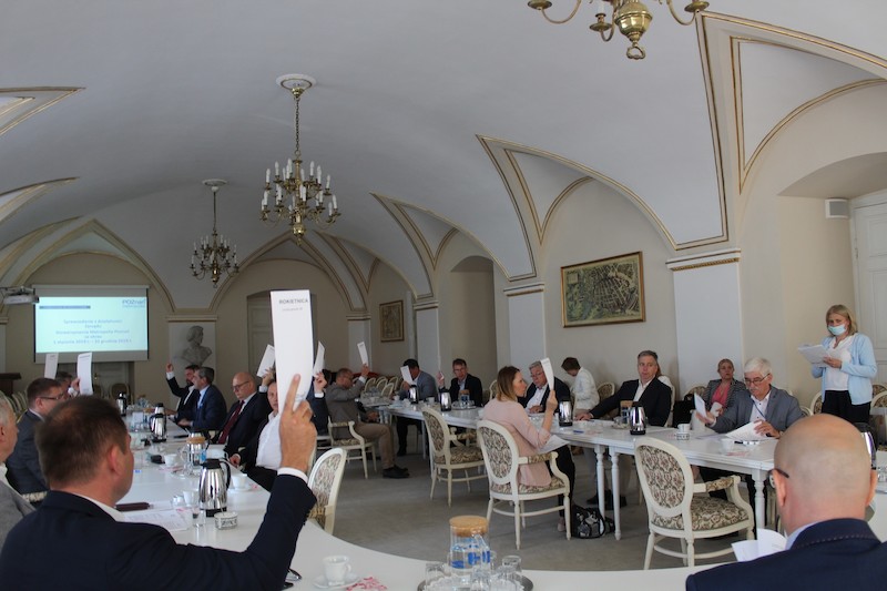 Samorządowcy tworzący Radę Metropolii obradują w Sali Białej Urzędu Miasta Poznania.
