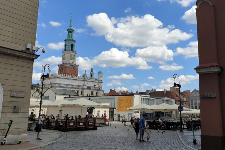 na obrazku ratusz oraz płyta Starego Rynku