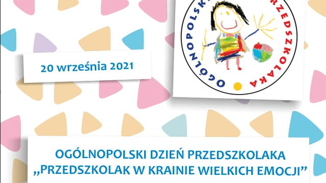 Plakat obchodów Ogólnopolskiego Dnia Przedszkolaka. Po lewej stronie w górnym rogu napis 20 września 2021, w prawym rogu koło, a w nim dziecięcy, kolorowy rysunek uśmiechniętej dziewczynki. Na dole grafiki napis Ogólnopolski Dzień Przedszkolaka "Przedszkolak w krainie wielkich emocji"