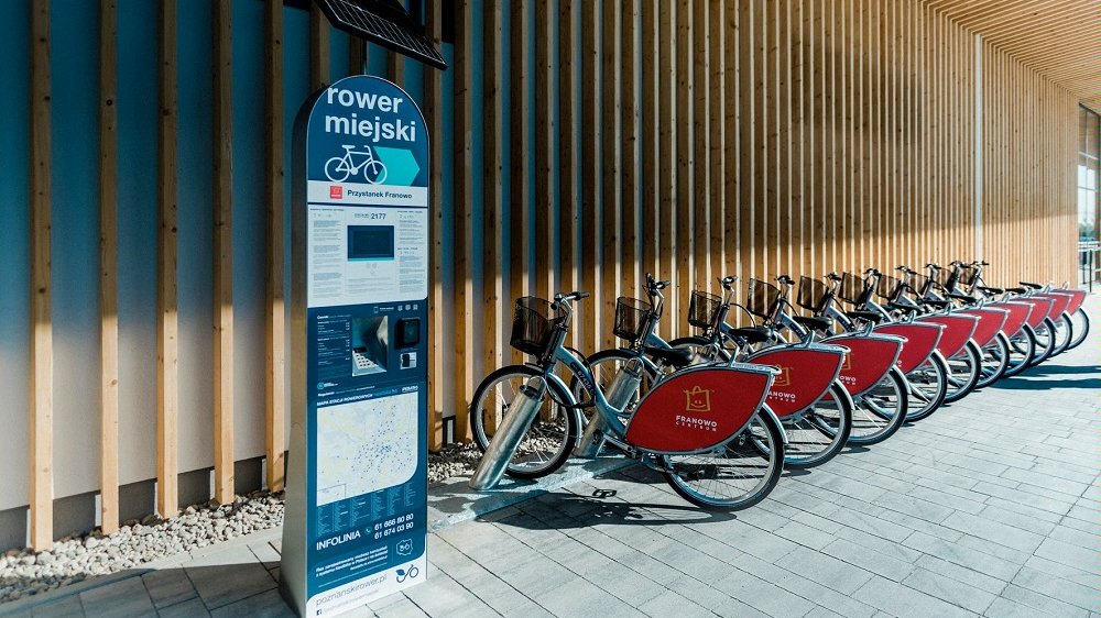 Na zdjęciu automat oraz stacja z rowerami miejskimi