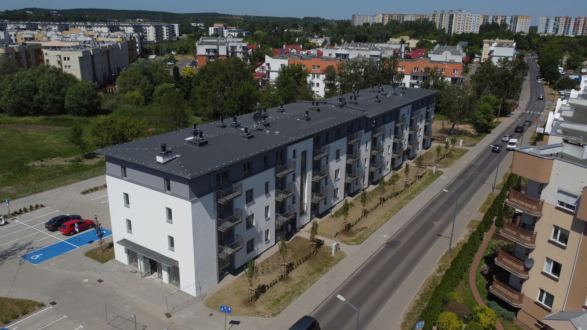 Zdjęcie nowego budynku oddanego do użytkowania  z mieszkaniami komunalnymi  Poznaniu przy ul. Hulewiczów 1 A-B