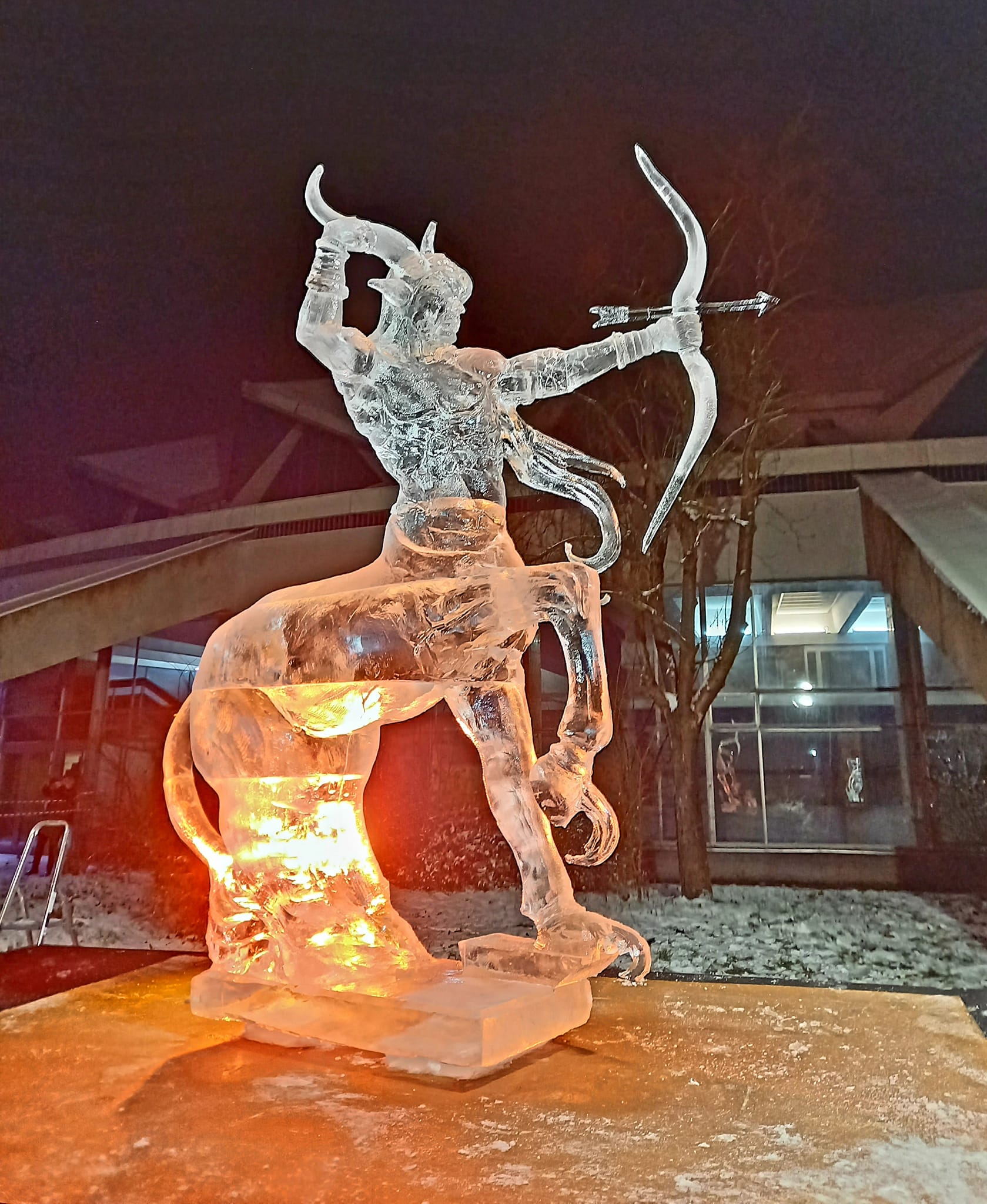 na zdjęciu rzeźba z lodu w kształcie centaura z łukiem