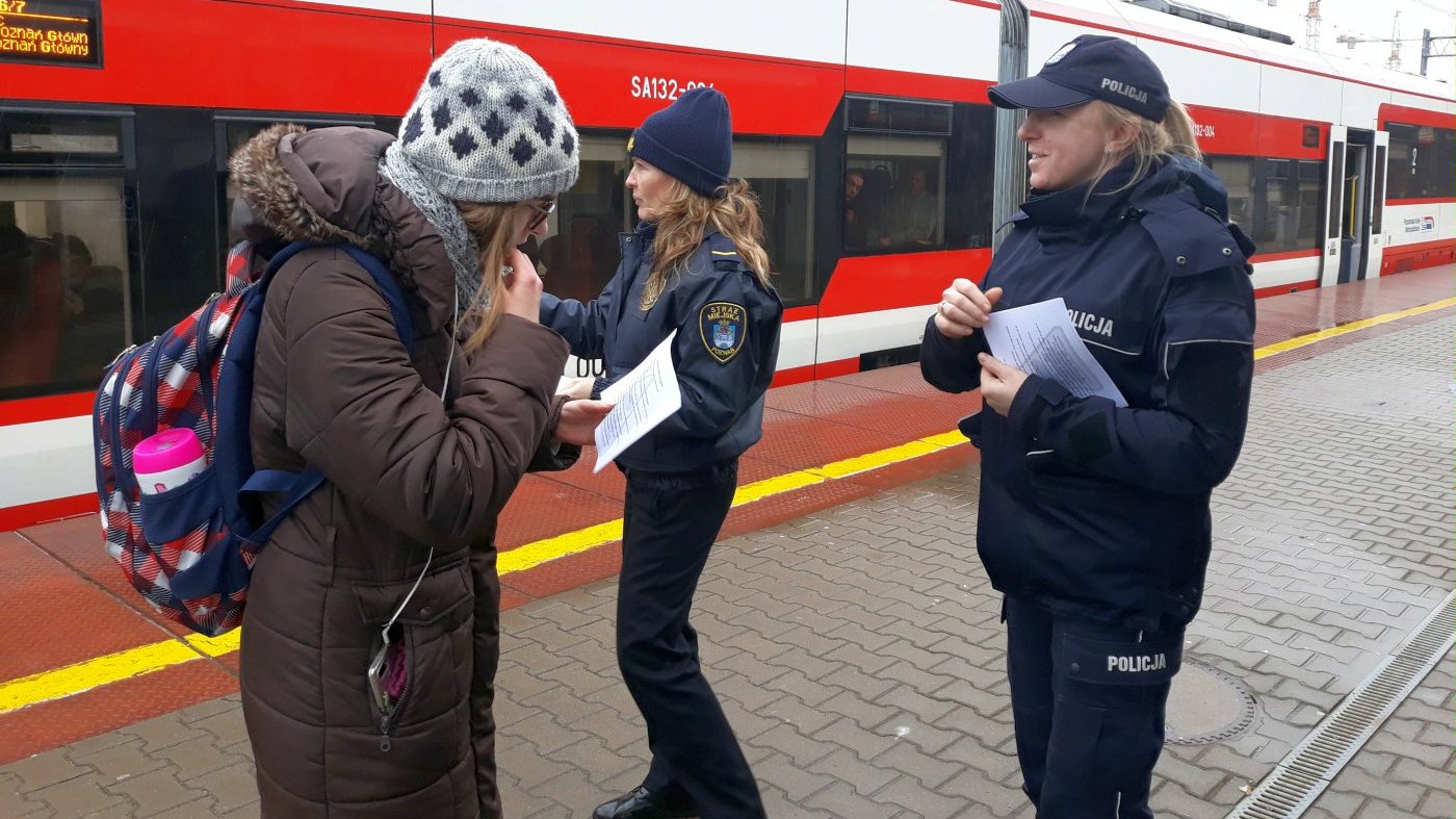 Na zdjęciu kobieta na peronie wraz ze strażniczkami miejskimi