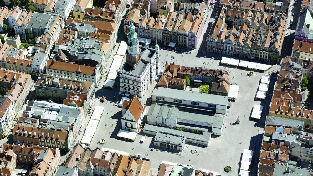 zdjęcie z lotu ptaka przedstawiające stary rynek w Poznaniu