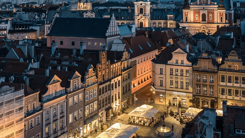 Widok wieczorem na Stary Rynek w Poznaniu