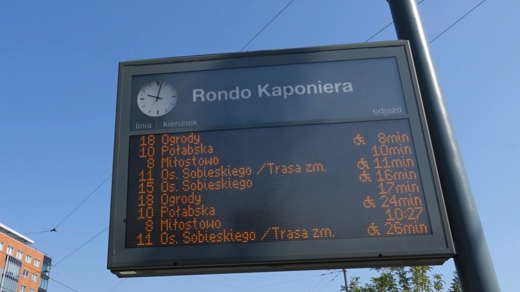 tablica informacji pasazerskiej pokazująca godziny odjazdów na Rondzie Kaponiera