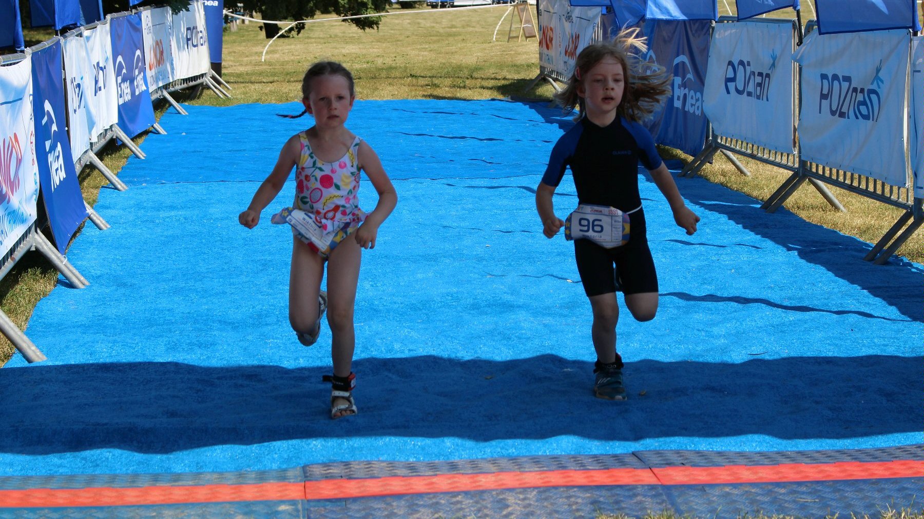 Na zdjęciu dzieci biorące udział w biegu Enea Junior Poznan Triathlon
