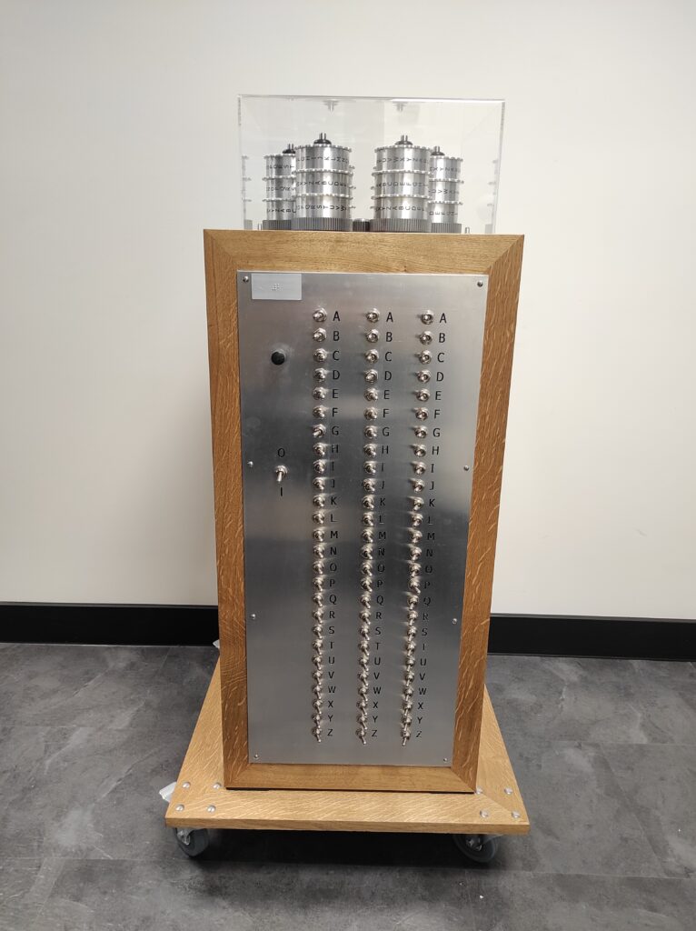 Zdjęcie przedstawia Bombę Rejewskiego (kryptologiczną) do automatycznego łamania szyfrogramów niemieckiej maszyny szyfrującej Enigma z instrukcją w alfabecie Brajla 