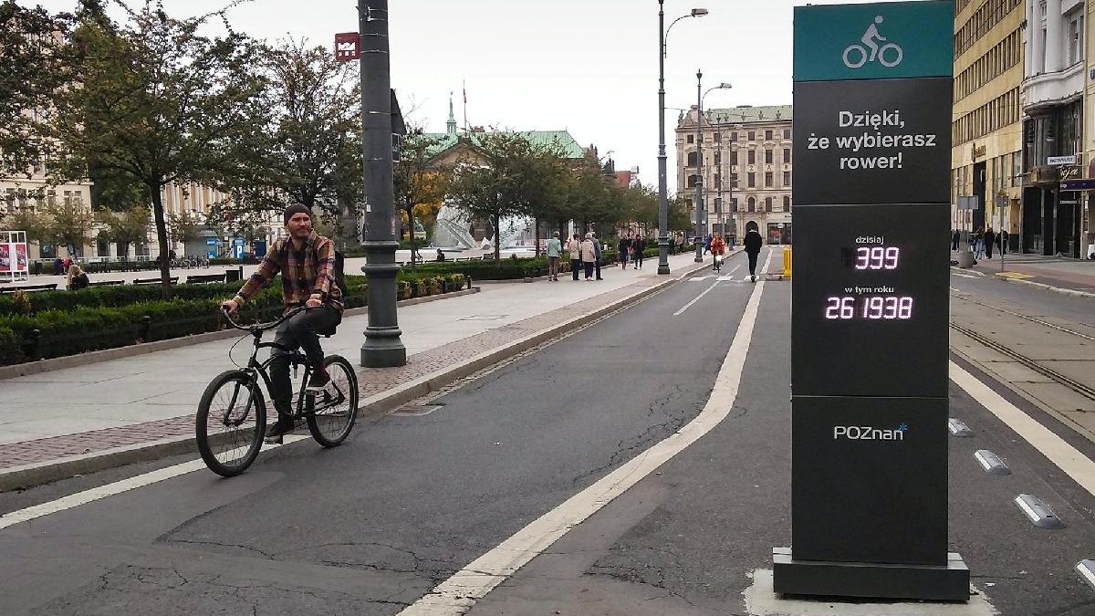 na zdjęciu rowerzysta i licznik rowerowy na placu Wolności