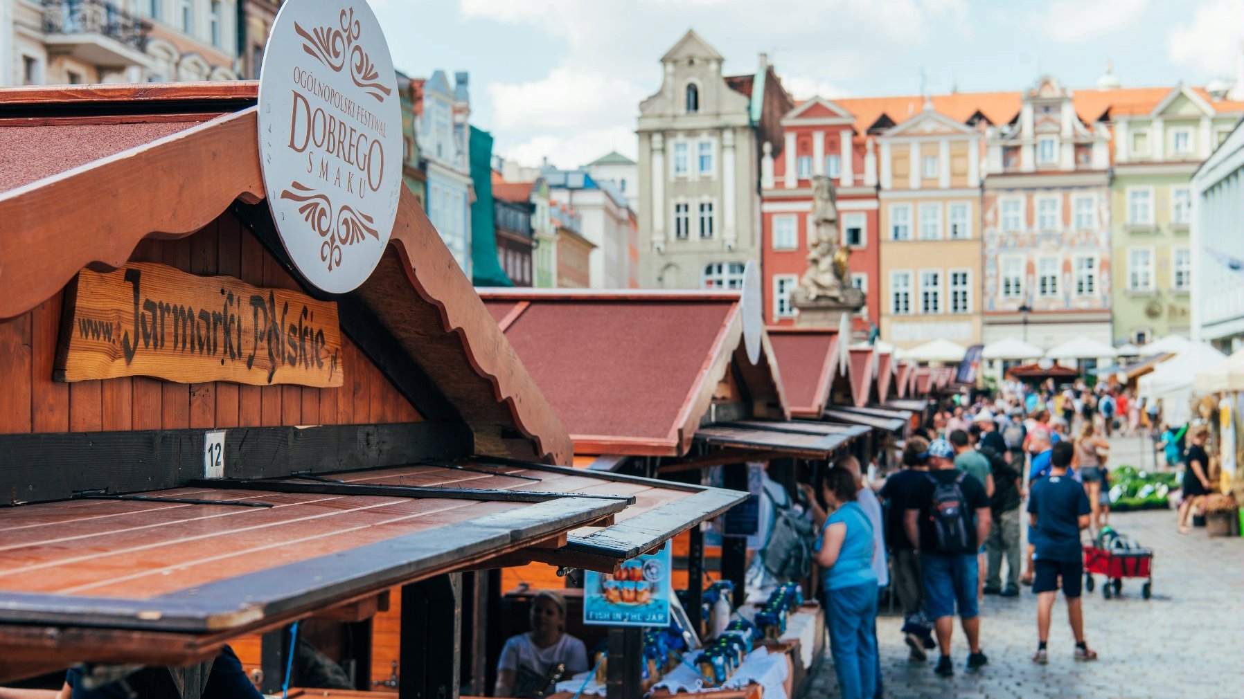 widok na stoiska z z żywnością na Starym Rynku w Poznaniu