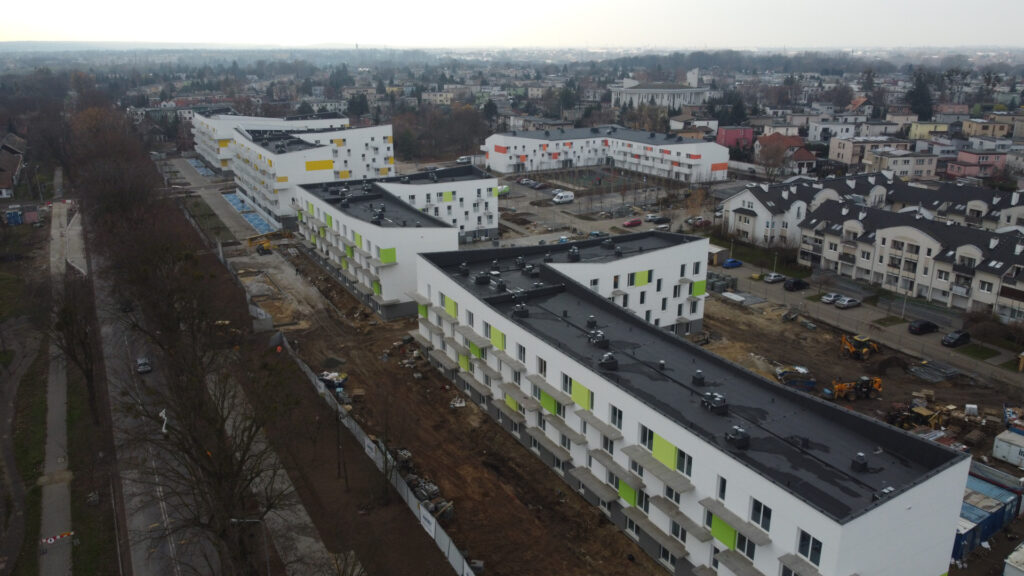Zdjęcie przedstawia nowowybudowane komunalne budynki mieszkaniowe przy ul. Opolskiej w Poznaniu