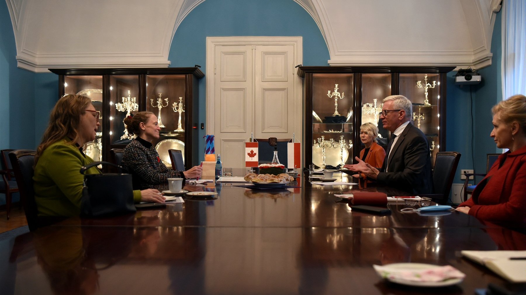 Zdjęcie przedstawia osoby biorące udział w spotkaniu Prezydenta Miasta Poznania z Ambasador Kanady