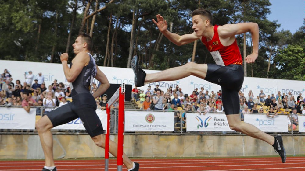 Zawodnicy skaczący przez płotki podczas Poznan Grand Prix Athletics 2021