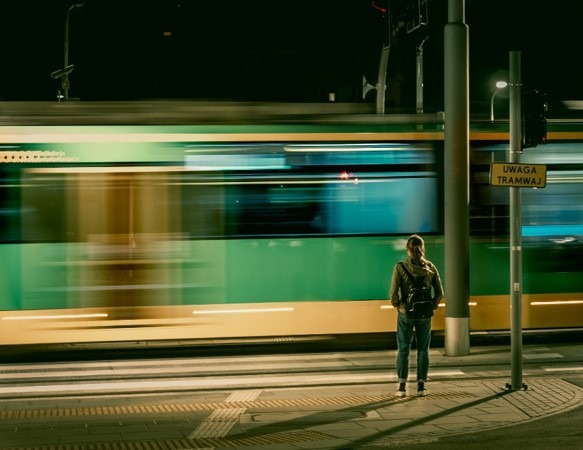Czlowiek przed przejsciem tramwajowym