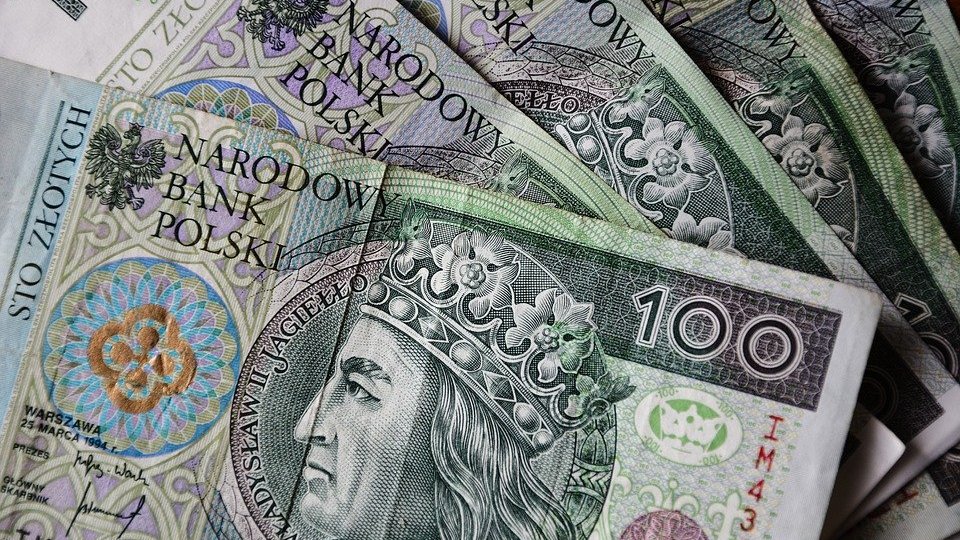 rozłożone banknoty 100PLN