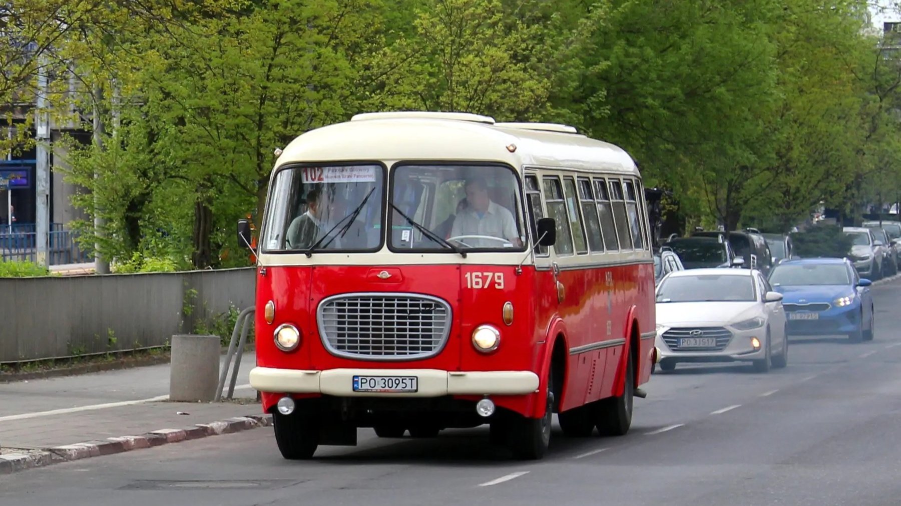 Na zdjęciu zabytkowy czerwony autobus z białym dachem