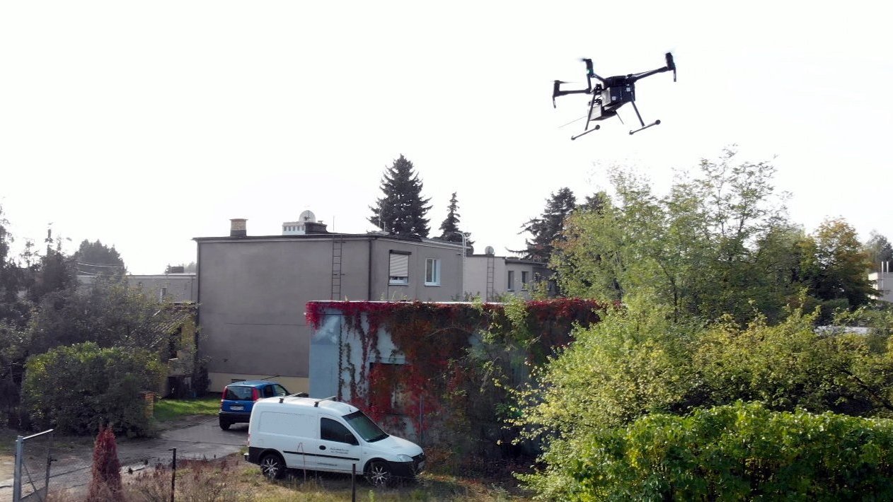 Dron nad budynkiem