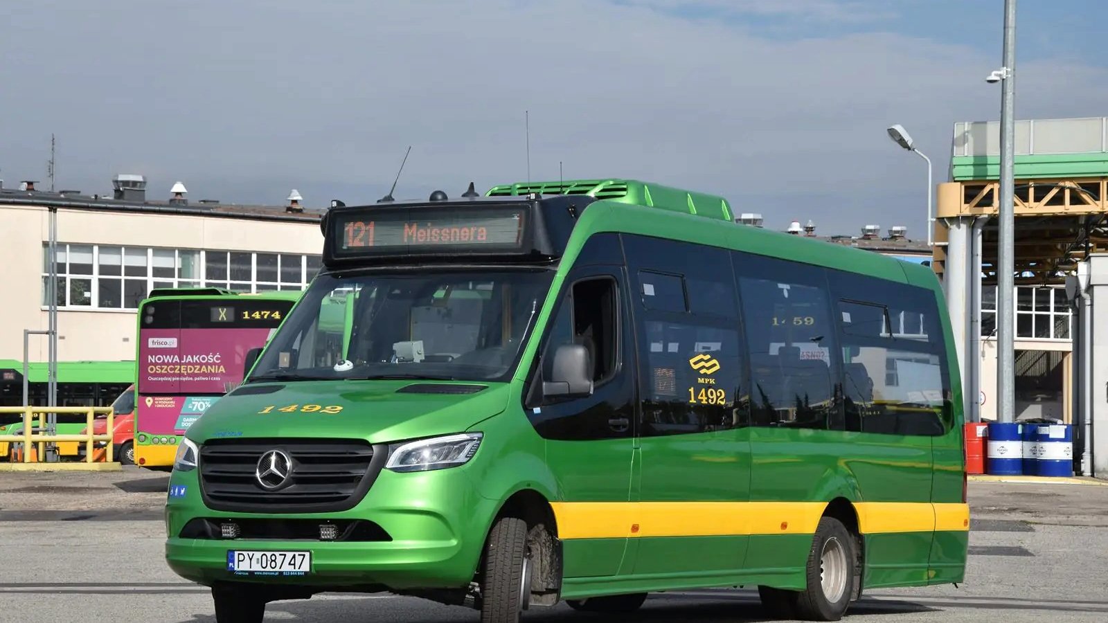 minibus Mercus MPK kolorze zielonym z żółtymi elementami 