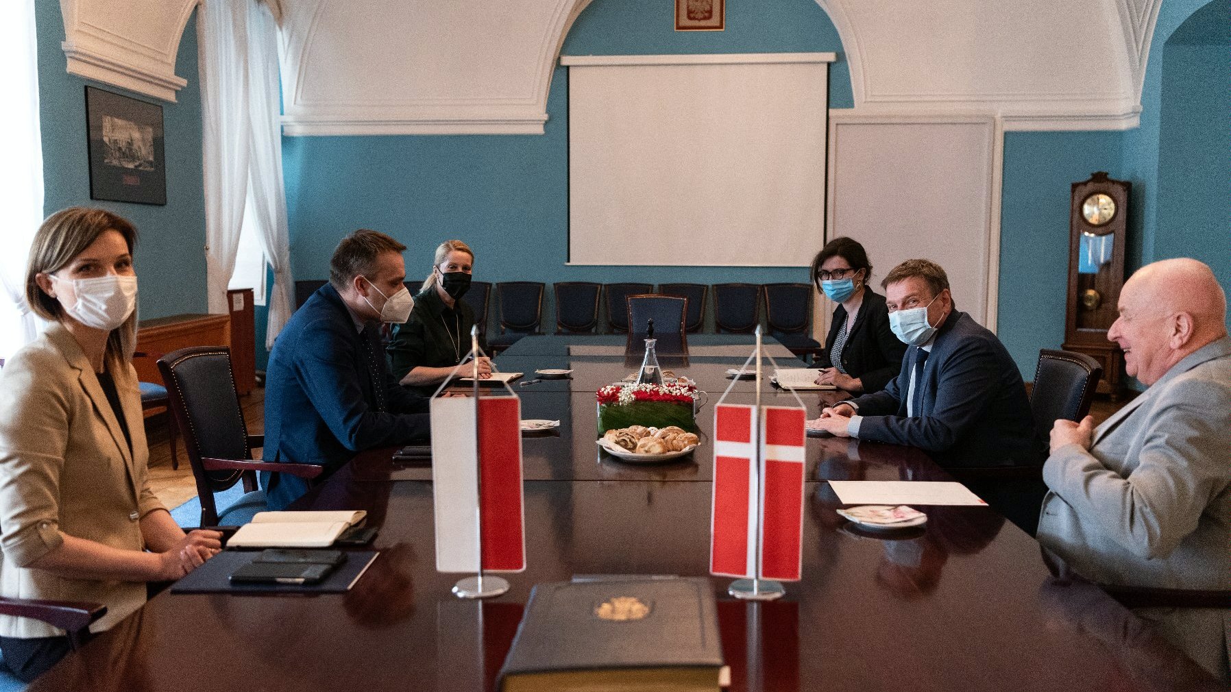 spotkanie dyplomatyczne w Sali Niebieskiej, na stole flaga polska i duńska, prawie wszystkie osoby w maseczkach na twarzy