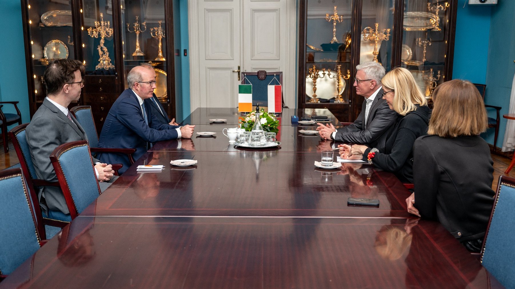 spotkanie dyplomatyczne w Sali Niebieskiej, na stole flaga polska i irlandzka