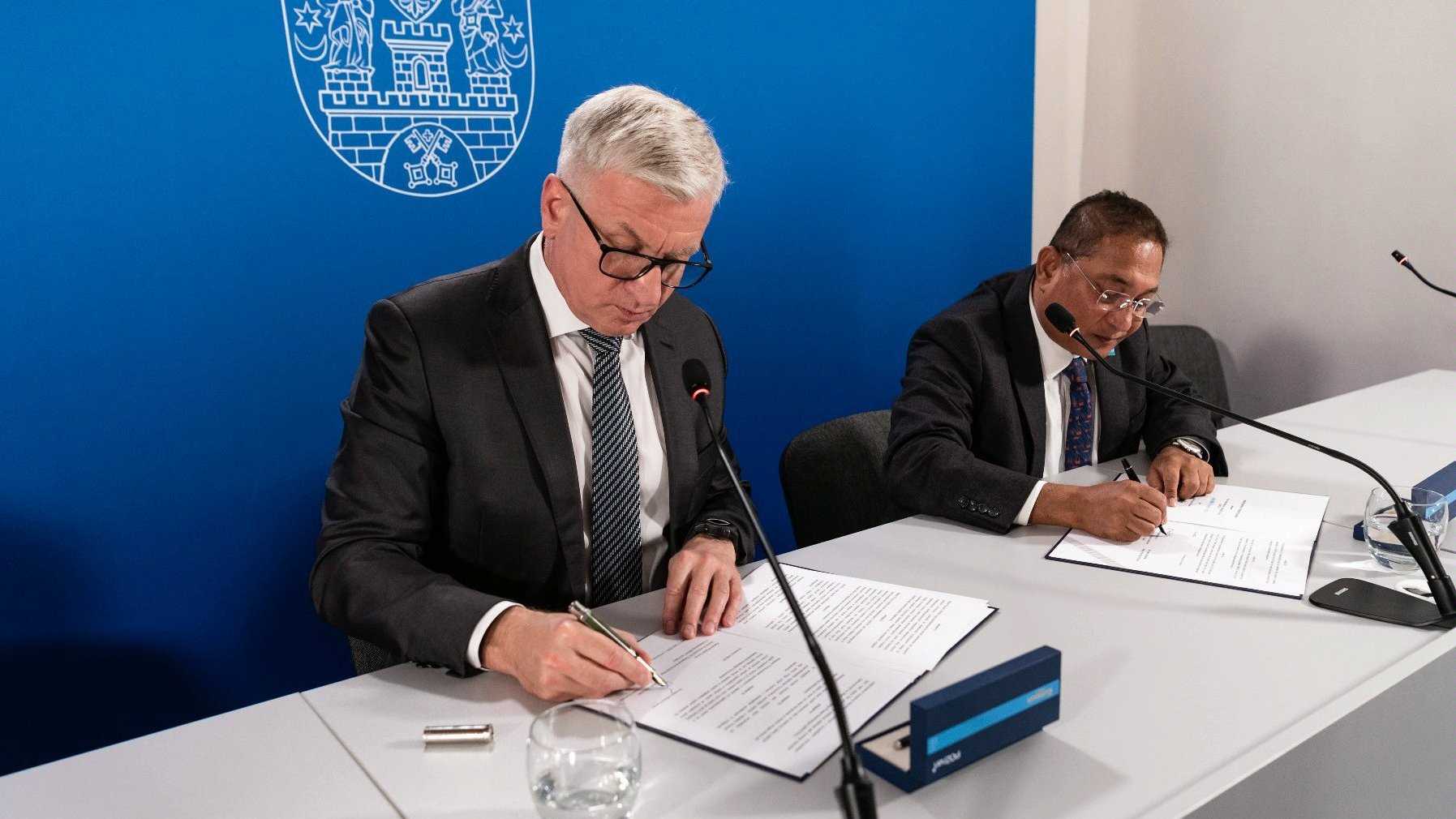 Prezydent Miasta Poznania i Rashed Mustafa, Krajowy Koordynator Biura UNICEF ds. Reagowania Kryzysowego podpisujący porozumienie