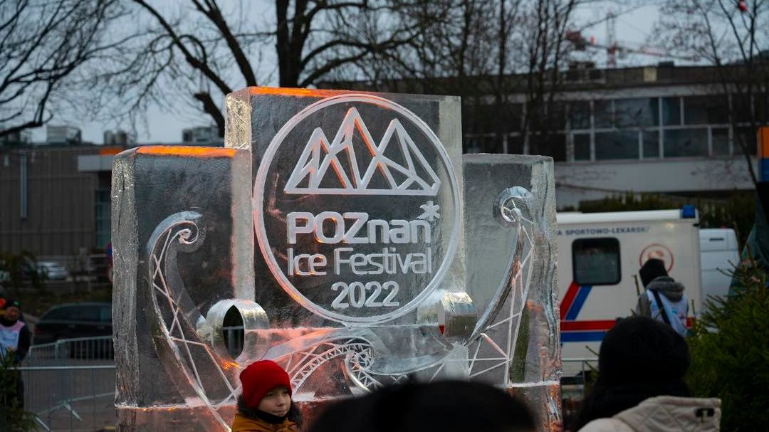 Rzeźba lodowa z wygrawerowanym napisem "Poznań Ice Festival 2022"