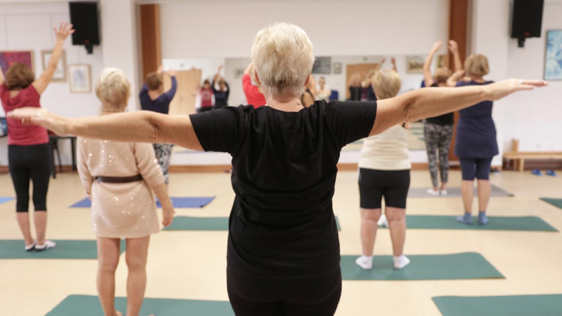 Seniorzy na sali gimnastycznej