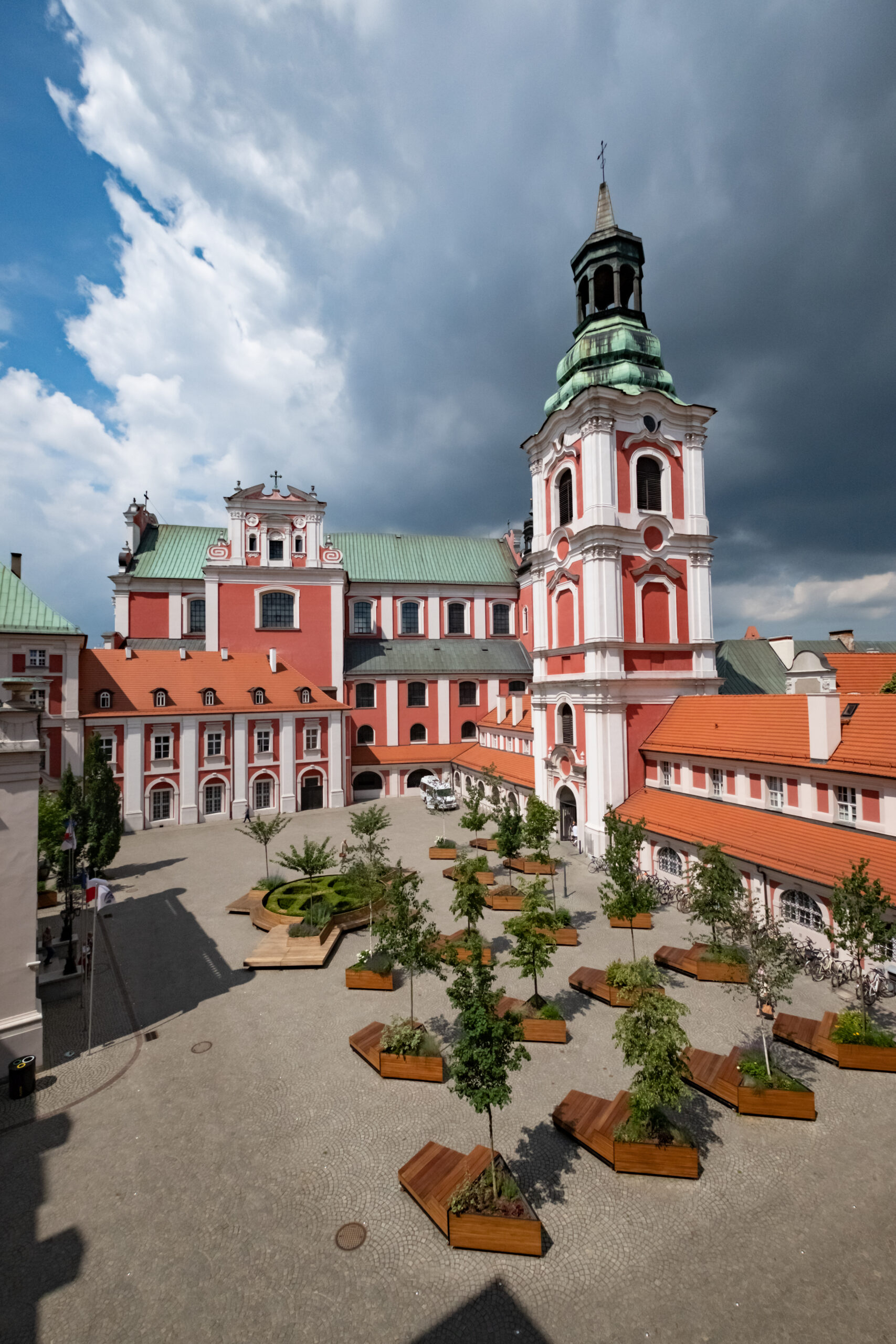 Urząd Miasta Poznania, na placu widoczne są małe drzewa