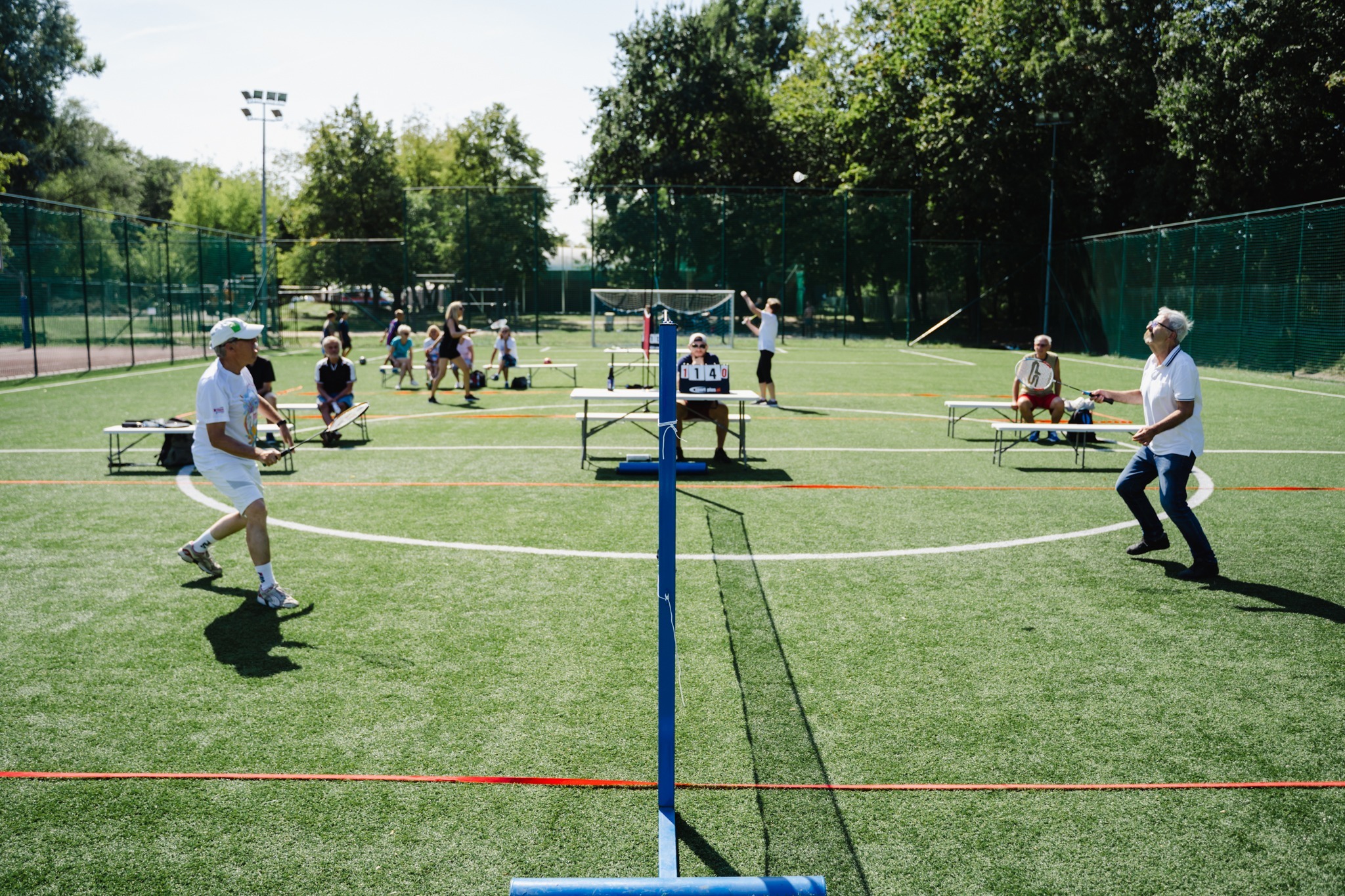 Seniorzy grają na wyznaczonych boiskach w badmintona.