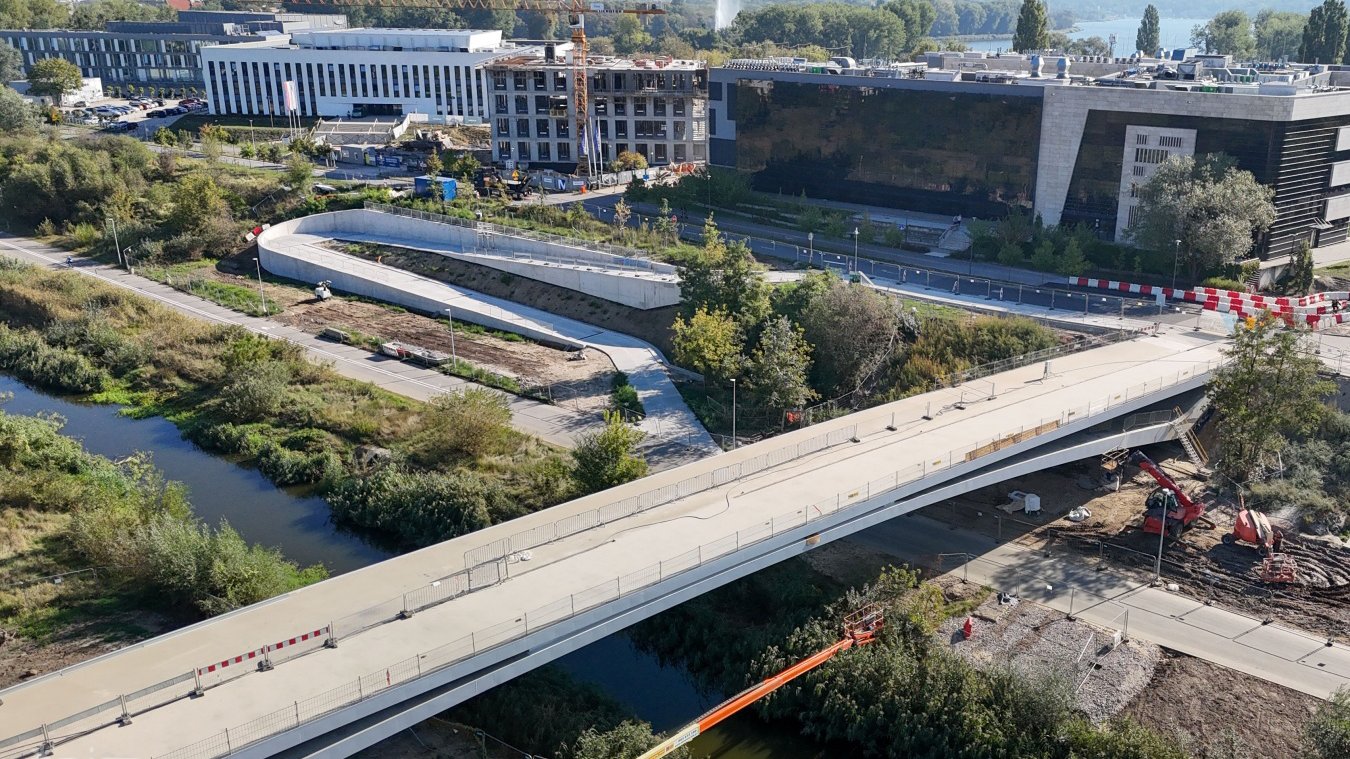 Ujęcie z drona na niemal ukończoną budowę Mostów Berdychowskich i krajobraz oraz budynki w tle, fot. PIM