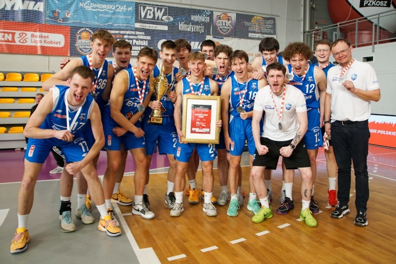 Koszykarze Enei Basketu Poznań ze srebrnym medalem MP juniorów fot. Beata Brociek
