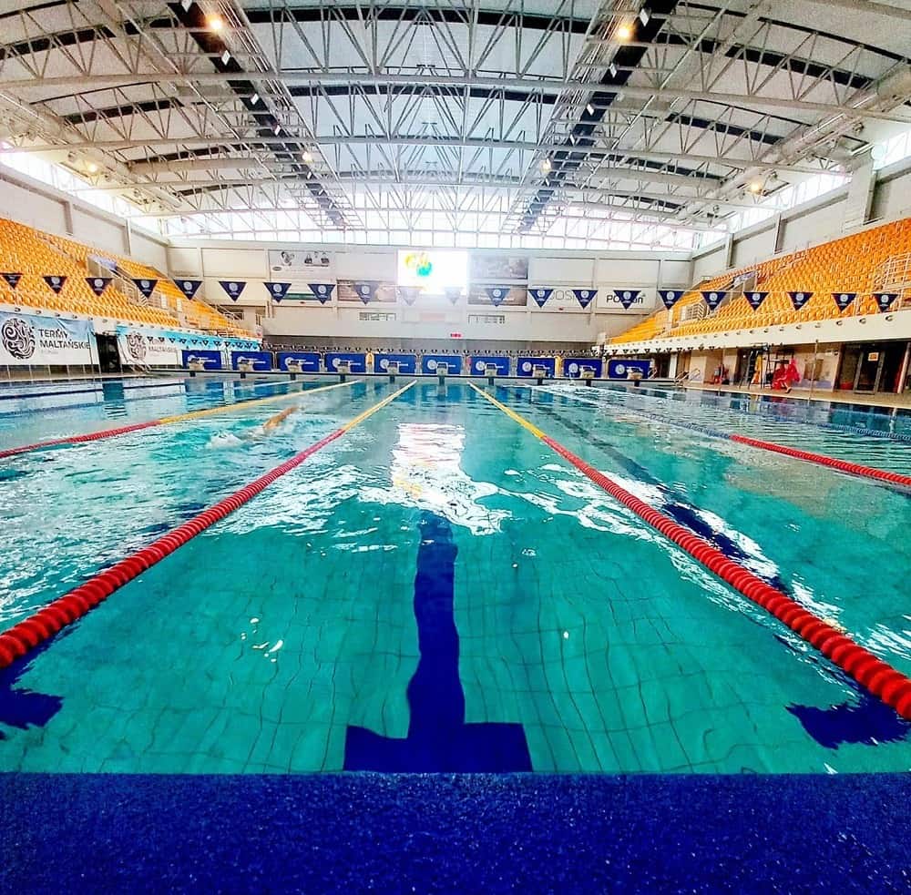 Błękitne baseny sportowe na Termach Maltańskich.
