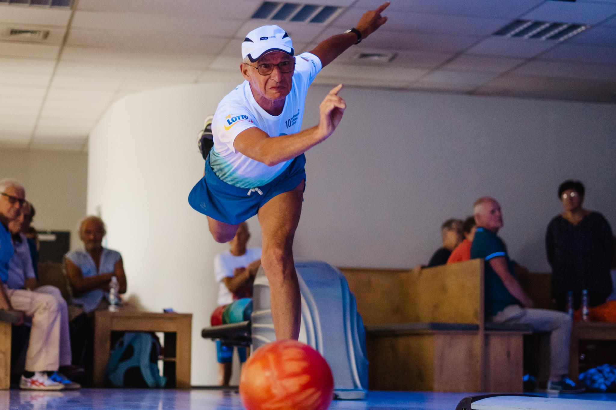 Bowling senior rzuca kulą fot. Agnieszka Wojt