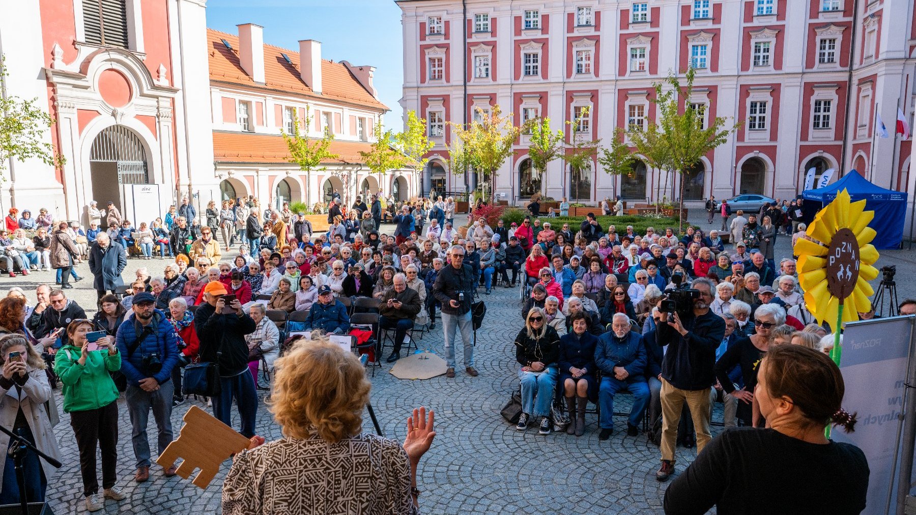 Seniorzy na pl. Kolegiackim