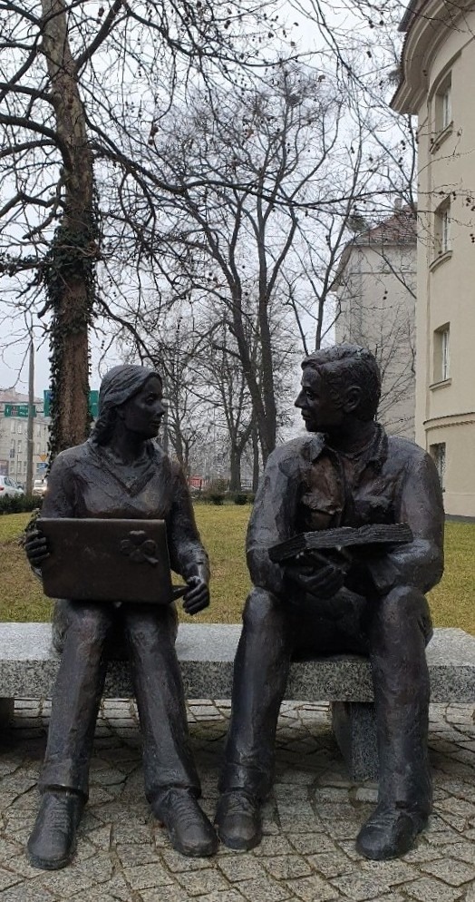 Studenci przed akademikiem pomnik ławeczka