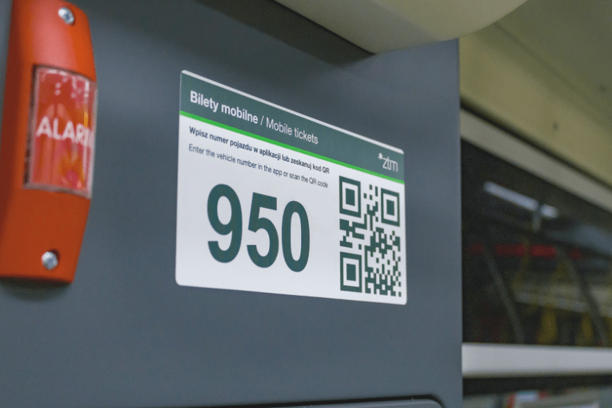 Napis z numerem pojazdu transportu miejskiego oraz kodem QR.