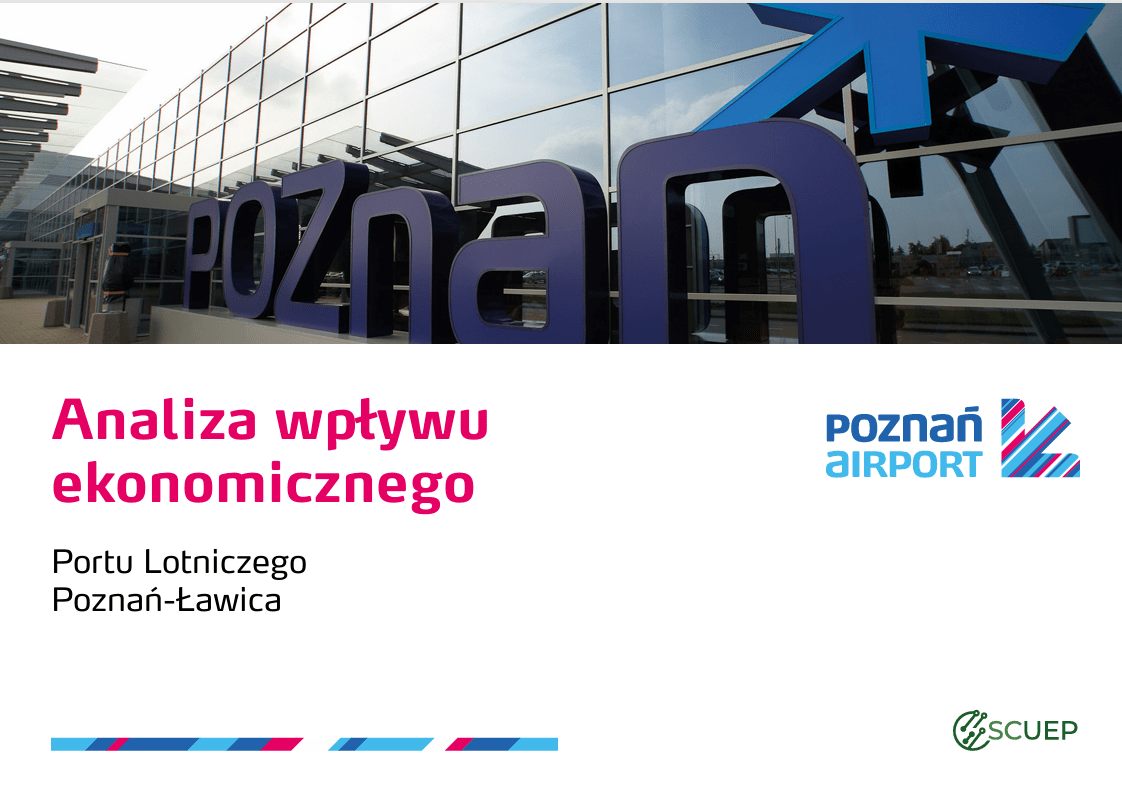 Duży napis Poznań przed szklanym budynkiem lotniska w Poznaniu. 